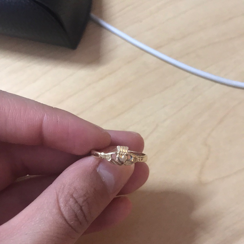 🚫SOLD🚫 14k gold claddagh ring
